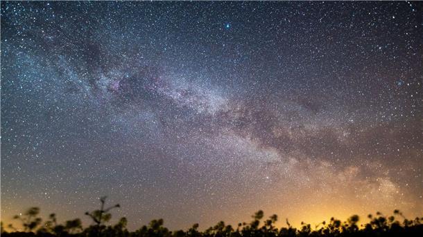 Der Sternenhimmel leuchtet über einem Rapsfeld. Laut Nasa könnte sich in den kommenden Monaten könnte ein Himmelsspektakel ereignen - eine sogenannte Nova-Explosion.
