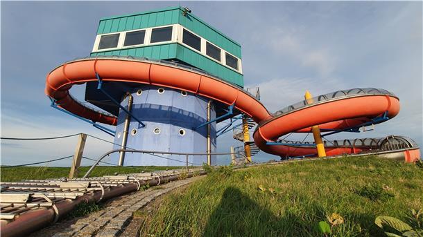 Eine Großwasserrutsche an der Wurster Nordseeküste