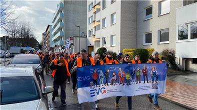 Der Streik läuft: Die Beschäftigten ziehen vom Konrad-Adenauer-Platz über die Georgstraße und Bismarckstraße zum Hauptbahnhof.