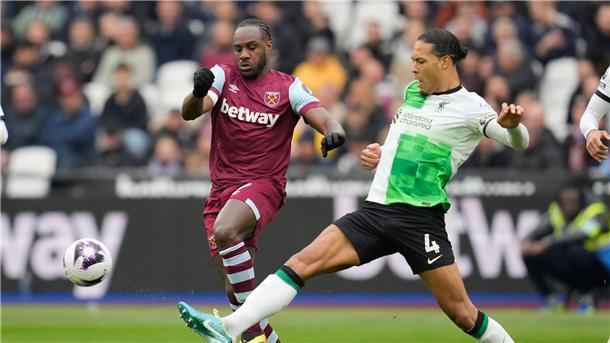 West-Ham-Stürmer Michail Antonio nach Unfall bei Bewusstsein Der Stürmer (l.) hatte einen schweren Autounfall.