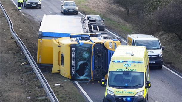 „Historisch“: Sturm Éowyn wütet in Irland und Großbritannien Der Sturm führte auch im Straßenverkehr zu erheblichen Beeinträchtigungen.