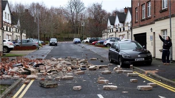 „Historisch“: Sturm Éowyn wütet in Irland und Großbritannien Der Sturm riss Bäume heraus und beschädigte Häuser teils erheblich.