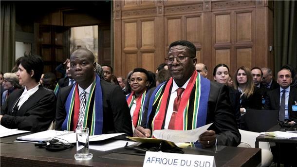Israel wegen Völkermord-Klage vor UN-Gericht Der südafrikanische Justizminister Ronald Lamola (l) und der Botschafter in den Niederlanden, Vusimuzi Madonsela, im Gerichtssaal.