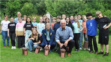 Der SV Nordenham unterstützt mit den Erlösen des Umweltlaufs mehre Umweltprojekte in Nordenham. Unter anderem erhält der Naturschutzverein Nordenham 1200 Euro für die Anschaffung von Nistkästen für den Seenpark I. Unser Bild zeigt SVN-Geschäftsführer Tammo Seltmann (vorne links) mit dem Vorsitzenden des Naturschutzvereins Christoph Heilscher, Schulleiterin Ortrud Erting (links) sowie Klassenlehrerin Jana Voßhoff mit ihrer 4. Klasse.