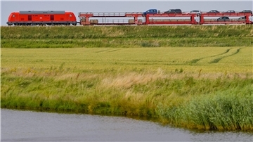 Der Sylt-Shuttle in der Nähe von Klanxbüll auf den Weg zur Nordseeinsel.