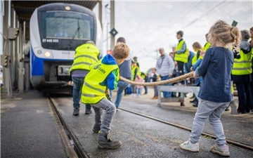 Zwei kinder und zwei Erwachsene haben eine ganze S-Bahn im Schlepptau. Beim Tag der offenen Tür der Nordwestbahn in Bremerhaven-Wulsdorf ist nichts unmöglich.