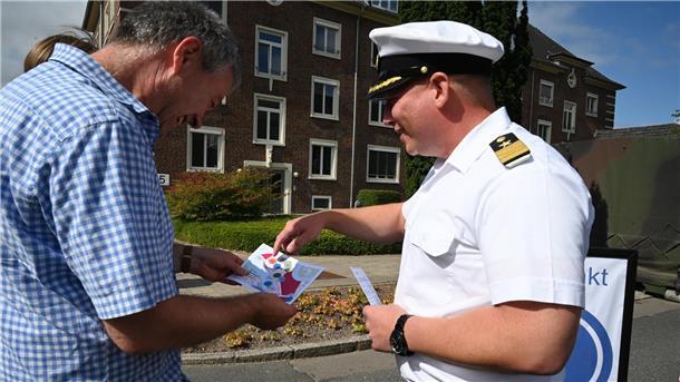 Der Tag der offenen Tür der Marineoperationschule zieht viele Interessierte an.