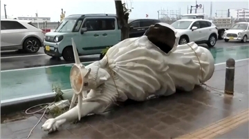 Der Taifun „Khanun“ hat die „Freiheitsstatue“ in Naha umgeworfen.