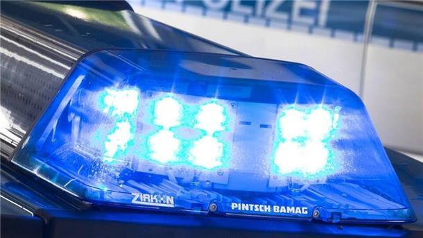 Blaulicht auf einem Polizeifahrzeug. In Bremerhaven ist ein Mann festgenommen worden, der wohl versucht hatte, einen Zigarettenautomaten aufzubrechen.
