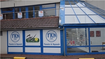 Der Tennisklub Nordenham zahlt für Tennis- und Squashhalle jährlich einen Kredit ab. Der Verein ist auf die Pachteinnahmen des Restaurants im Obergeschoss angewiesen. Das kann aber erst wieder vermietet werden, wenn in Sachen Brandschutz nachgebessert werden würde. Die Investition würde 100.000 Euro kosten. Geld, das der Verein nicht hat und nun aufgrund mangelnder Pachteinnahmen auf eine Zahlungsunfähigkeit zuläuft.
