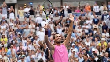 Der Tennisprofi Carlos Alcaraz jubelt nach seinem Sieg im Halbfinale über den Serben Djokovic.