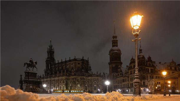 Der Theaterplatz in Dresden ist am Morgen verschneit.