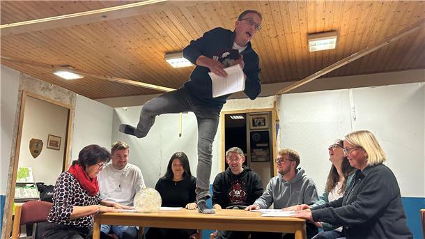Schauspieler sind auf einer Bühne.