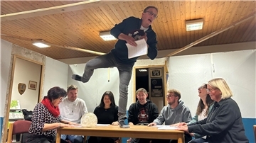 Schauspieler sind auf einer Bühne.