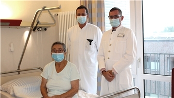 Der Thoraxchirurg Peter Beer (links) und Anästhesist Dr. Oliver Herden-Kirchhoff mit Patientin Irene Biecker. Sie ist eine von bislang etwa 20 Patienten, die bei einer Lungen-OP keine Vollnarkose bekamen.