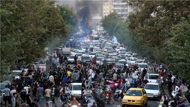Jahrestag des Todes von Amini: Angespannte Lage im Iran Der Tod der iranischen Kurdin Jina Mahsa Amini löste in Teheran schwere Proteste aus.