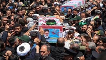 Der tödlich verunglückte iranische Präsident Ebrahim Raisi wurde in seiner Heimatstadt Maschhad beigesetzt.