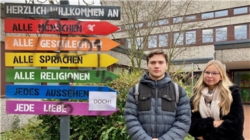 Der Toleranz-Wegweiser am Braker Gymnasium stellt klar, dass die Schule keinen Platz bietet für jegliche Form von Diskriminierung. Dass jemand seine Ablehnung dieser Werte auf das Schild geschmiert hat, sorgt nicht nur bei den Schülervertretern Meira und Enes für Empörung. 