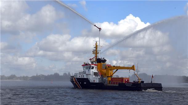 Live-Blog Weser-Parade: Lauter schöne Schiffe vor Bremerhaven Der Tonnenleger "Nordergründe" des Wasserstraßen- und Schifffahrtsamtes Weser-Jade-Nordsee zeigt vor Bremerhaven, dass er auch bei der Brandbekämpfung auf See eingesetzt werden kann.