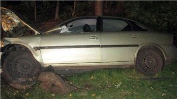 Der total beschädigte Unfallwagen in Hesedorf bei Bremervörde.