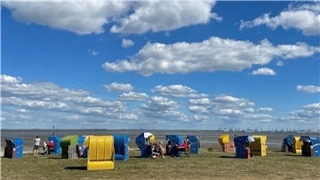 Der Tourismus an der niedersächsischen Nordseeküste - hier ein Bild vom Strand in Burhave - hat als Wirtschaftsfaktor eine hohe Bedeutung.