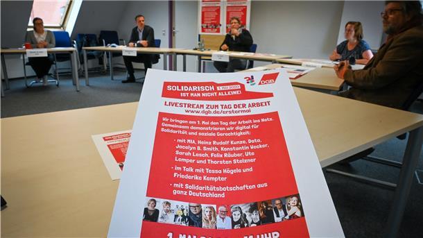 Der traditionelle Protest zum 1. Mai wird auch in Bremerhaven erstmals digital stattfinden. Davon berichten (von links): Mareike de Jonge, Benjamin Kieck, Lutz Bock, Doreen Arnold und Peter Riebensahm. Foto Scheschonka