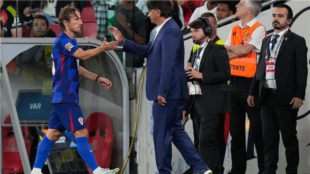 „Als wäre er 25“: Modric trifft kurz vor 39. Geburtstag Der Trainer und sein Superstar: Kroatiens Zlatko Dalic klatscht Luka Modric ab.