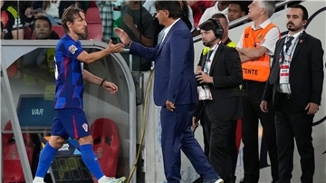 Der Trainer und sein Superstar: Kroatiens Zlatko Dalic klatscht Luka Modric ab.