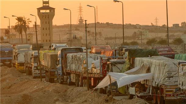 G20 fordern von Israel mehr Hilfe - Plünderung in Gaza Der Transport von Hilfsgütern zu den notleidenden Menschen im Gazastreifen so wie auf diesem Archiv-Foto vom vergangenen September zu sehen, ist riskant. Nun wurde ein Konvoi mit mehr als 100 Lastwagen geplündert.