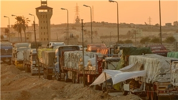 Der Transport von Hilfsgütern zu den notleidenden Menschen im Gazastreifen so wie auf diesem Archiv-Foto vom vergangenen September zu sehen, ist riskant. Nun wurde ein Konvoi mit mehr als 100 Lastwagen geplündert. 