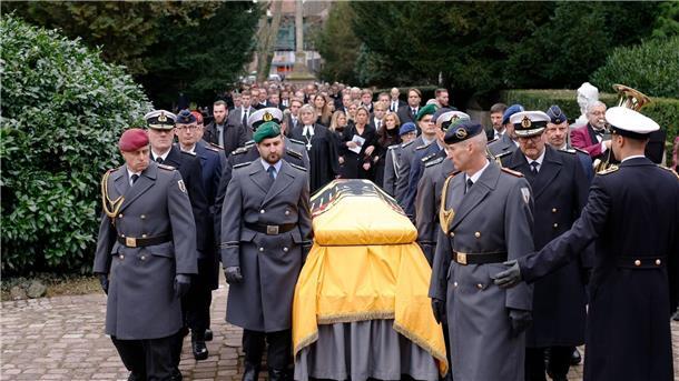 Bewegender Abschied von Wolfgang Schäuble in der Heimat Der Trauerzug hat den Waldbachfriedhof erreicht.