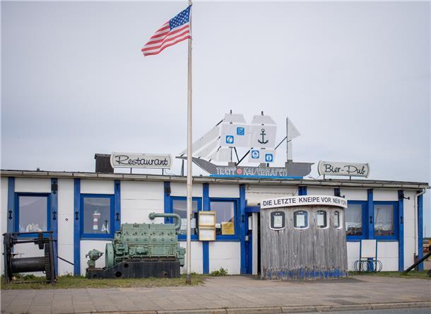 Der „Treffpunkt Kaiserhafen“ oder auch "Die letzte Kneipe vor New York" bietet Hausmannskost und maritimes Ambiente.