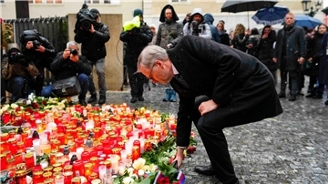 Der tschechische Ministerpräsident Petr Fiala legt vor dem Gebäude der Philosophischen Fakultät der Karls-Universität Blumen nieder.