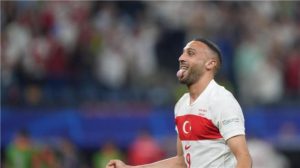 Türkei müht sich ins Achtelfinale Der Türke Cenk Tosun jubelt nach seinem Treffer zum 2:1-Endstand.