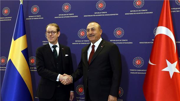 Erdogan-Puppe - Rückschlag für Schwedens Nato-Antrag? Der türkische Außenminister Mevlut Cavusoglu (r) mit seinem Amtskollegen Tobias Billstrom Ende Dezember 2022 in Ankara.