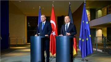 Der türkische Präsident Recep Tayyip Erdogan (l) hatte bei seinem Besuch bei Bundeskanzler Olaf Scholz klar gemacht, dass er sich wieder eine stärkere Kooperation im Rüstungsbereich wünscht.