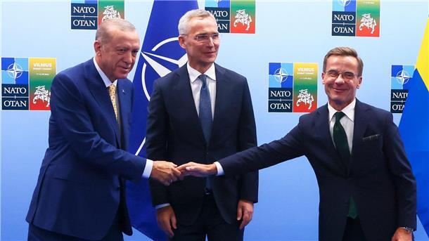 Der türkische Präsident Recep Tayyip Erdogan (l.) und der schwedische Regierungschef Ulf Kristersson (r.) reichen sich im Beisein von Nato-Generalsekretär Jens Stoltenberg die Hände.