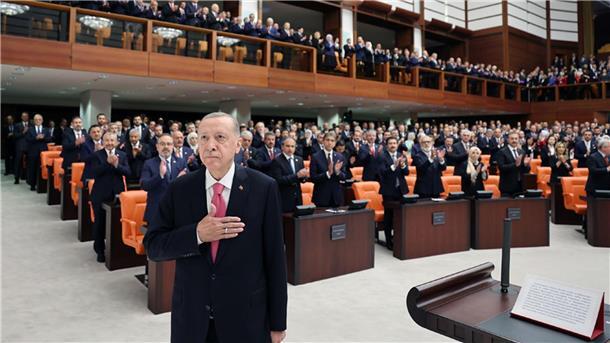 Erdogan holt angesehenen Ökonomen ins neue Kabinett Der türkische Präsident Recep Tayyip Erdogan legt den Eid ab.