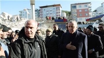 Der türkische Präsident Recep Tayyip Erdogan (r) im zerstörten Stadtzentrum von Kahramanmaras.