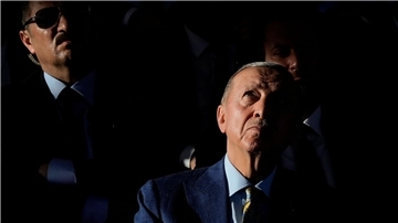 Der türkische Präsident Recep Tayyip Erdogan (r) nutzt den Vertrag von Lausanne, wie es ihm argumentativ beliebt.