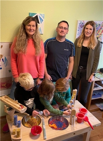 Übergabe eines Kreativtischs durch den Tüv Nord Rodenkirchen an die Kita "Lüttje Lüü" in Schwei