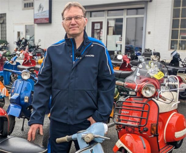 Der TÜV NORD-Sachverständige Matthias Wertz fährt mit dem Motorroller nicht nur auf öffentlichen Straßen, sondern auch Rennen.