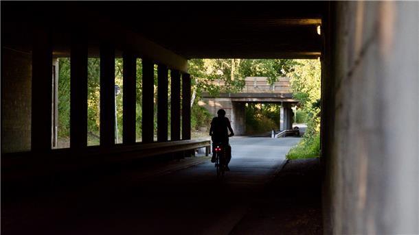 Der Tunnel zwischen der Straße Im Bruch und dem Langener Grenzweg bietet einen interessanten Kontrast zwischen Licht und Dunkelheit.