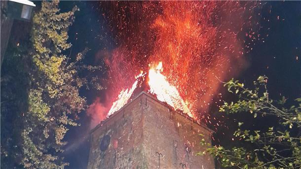 Der Turm der Dionysiuskirche in Wulsdorf wurde bei einem Feuer schwer beschädigt. Die Kleinschmidt-Stiftung beteiligt sich finanziell am Wiederaufbau.