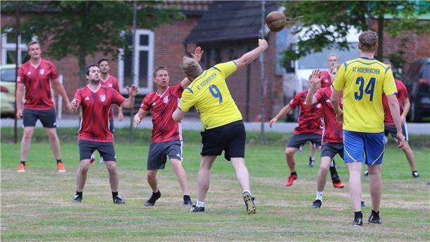 TV Waddens und AT Rodenkirchen spielen Schleuderball.