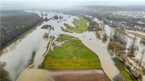 Hochwasserlage: Kampf gegen Überflutung und Aufatmen Der über die Ufer getretene Main überflutet Wiesen und Felder bei Haßfurt.