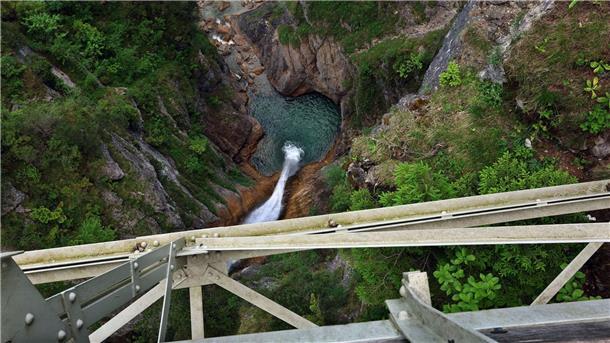 Gewalttat bei Neuschwanstein: Mordanklage gegen Amerikaner Der Überfall auf die beiden Amerikanerinnen ereignete sich nahe der Marienbrücke über die Pöllatschlucht - ein gut besuchter Aussichtspunkt bei Neuschwanstein.