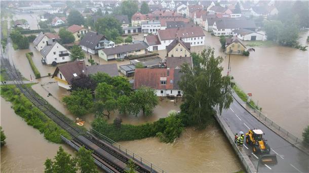 Der überflutete Ort Fischach in Bayern aus der Luft.