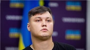 Der übergelaufene russische Pilot während einer Pressekonferenz im September in Kiew.