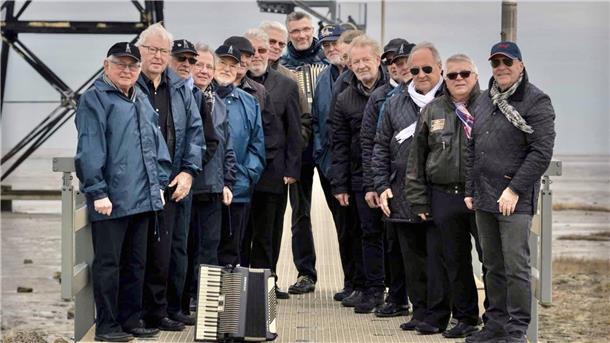 Der überregional populäre Shanty-Chor aus Dorum tritt wieder rund um den Kutterhafen auf: "Die Jungs vom Nordseedeich" lassen aus kernigen Kehlen musikalisch Wellen schwappen, Schiffe segeln, Möwen kreischen...